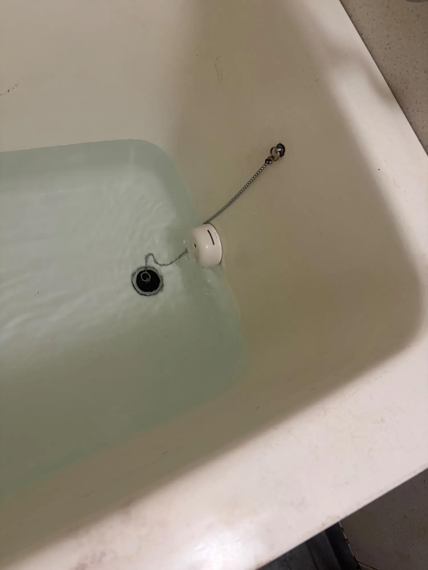 循環金具の高さまで浴槽に水を張り、金具のまわりから漏れがないかを確認しているところ。