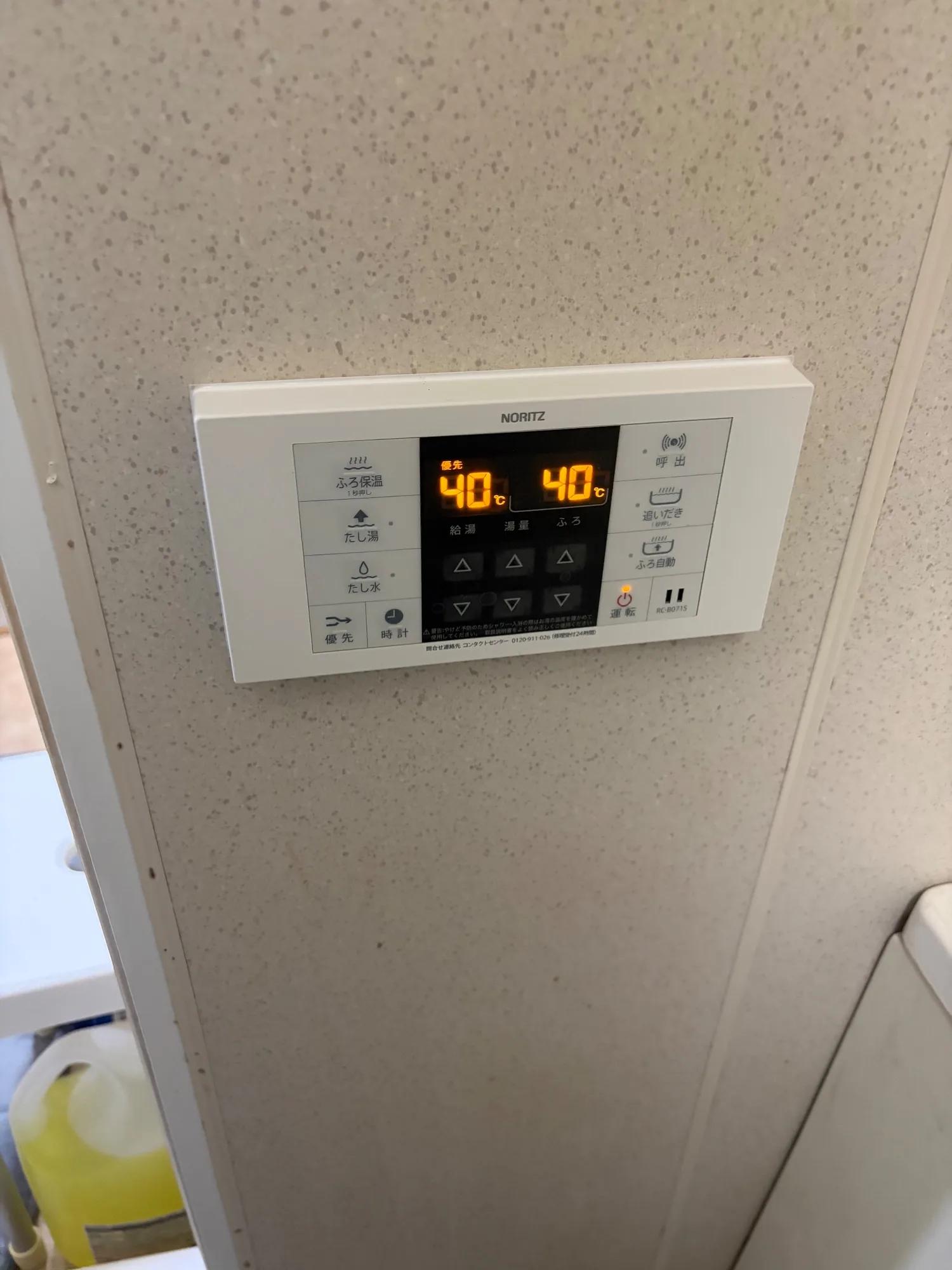 交換後の浴室リモコン（RC-B071S）。給湯40℃・ふろ40℃の表示が出ています。