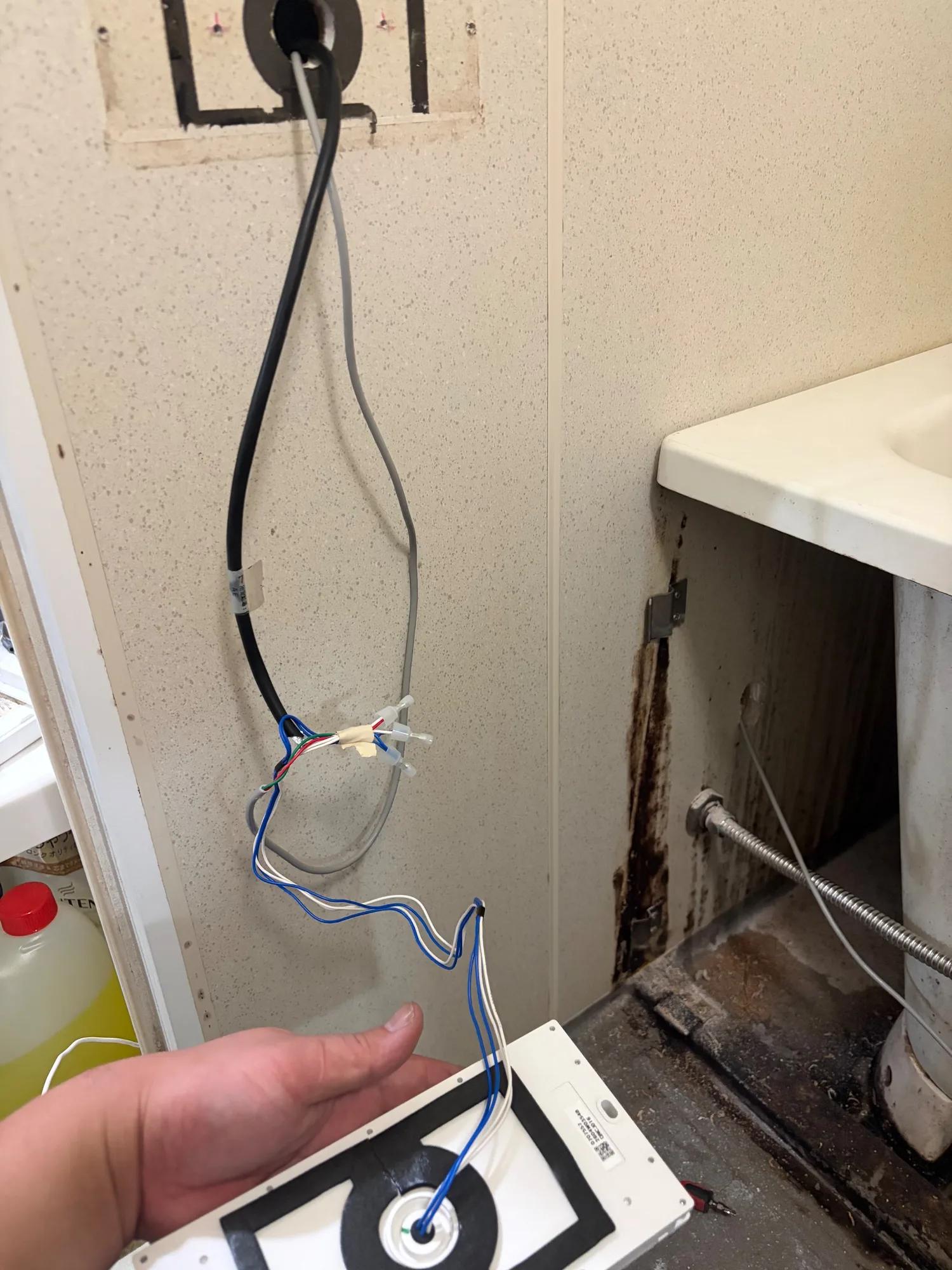 引き込んだ線を浴室リモコン本体につないだところ。