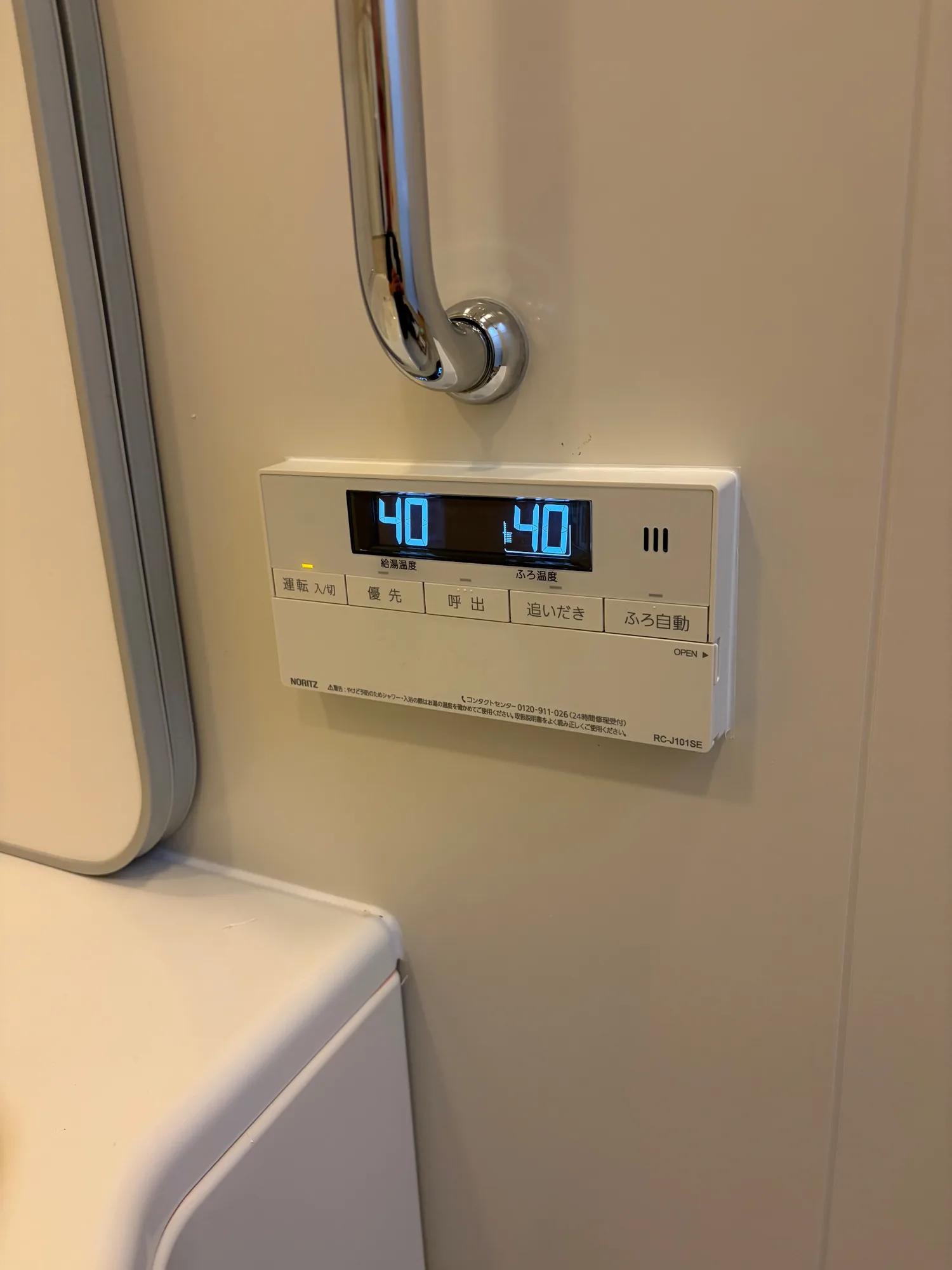 浴室リモコンの交換後（RC-J101SE）。給湯温度40℃・ふろ温度40℃が表示され、通電と操作ができる状態を確認した