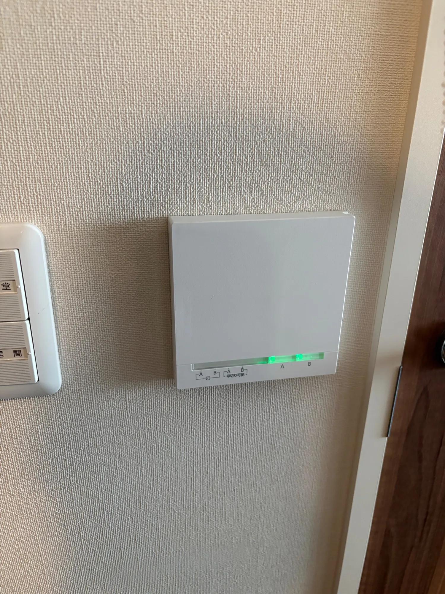 床暖房リモコンの交換後。A・Bの2系統とも緑のランプが点灯し、動作していることが分かる
