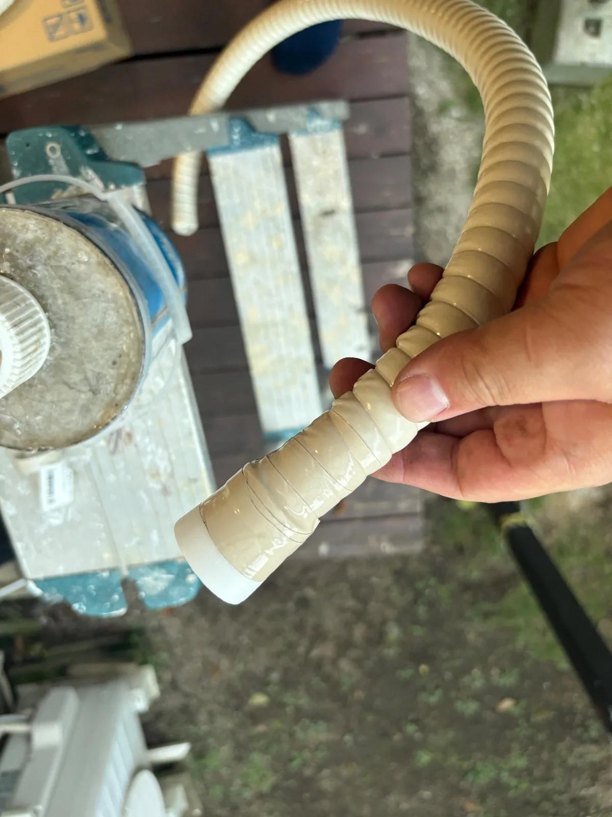 カフスを塩ビのりで接ぎ、その上からビニールテープを巻いて留めたところ。のりは差し込み口の表面だけでなく、切った断面と断熱材のクッション部分にも塗り、2〜3分ほどつないだまま押さえて固定する。表面だけに塗ると、断熱材のクッション部分から水がしみ出す原因になる。