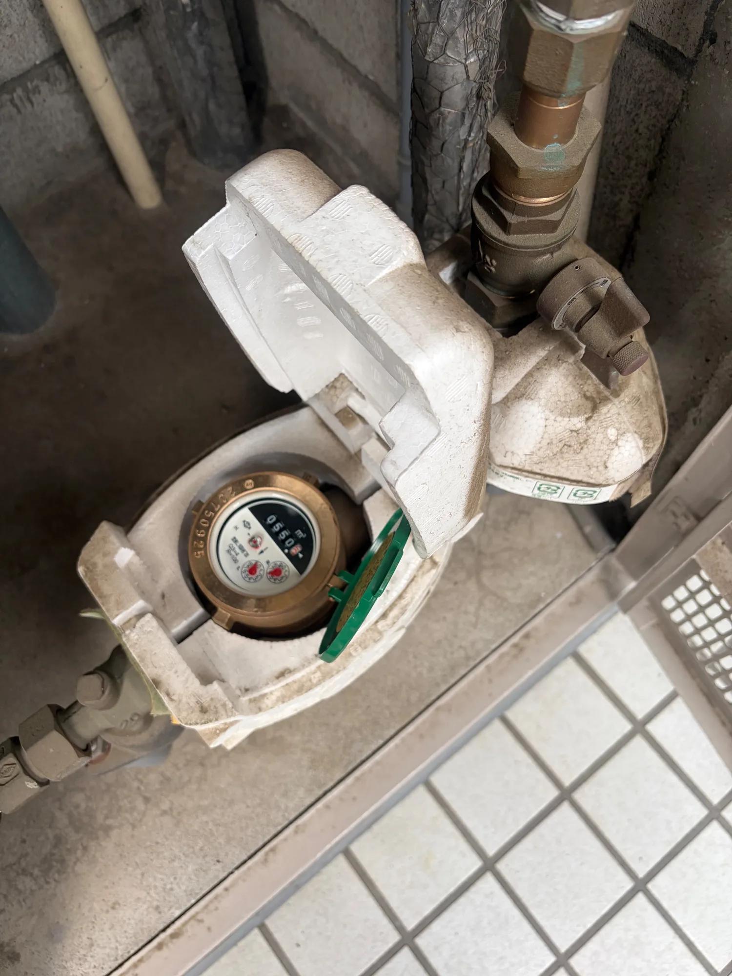 止水栓を開けて通水した後の水道メーター。ふたを開けて、水栓まわりの作業後にメーターが動いていないかを見る