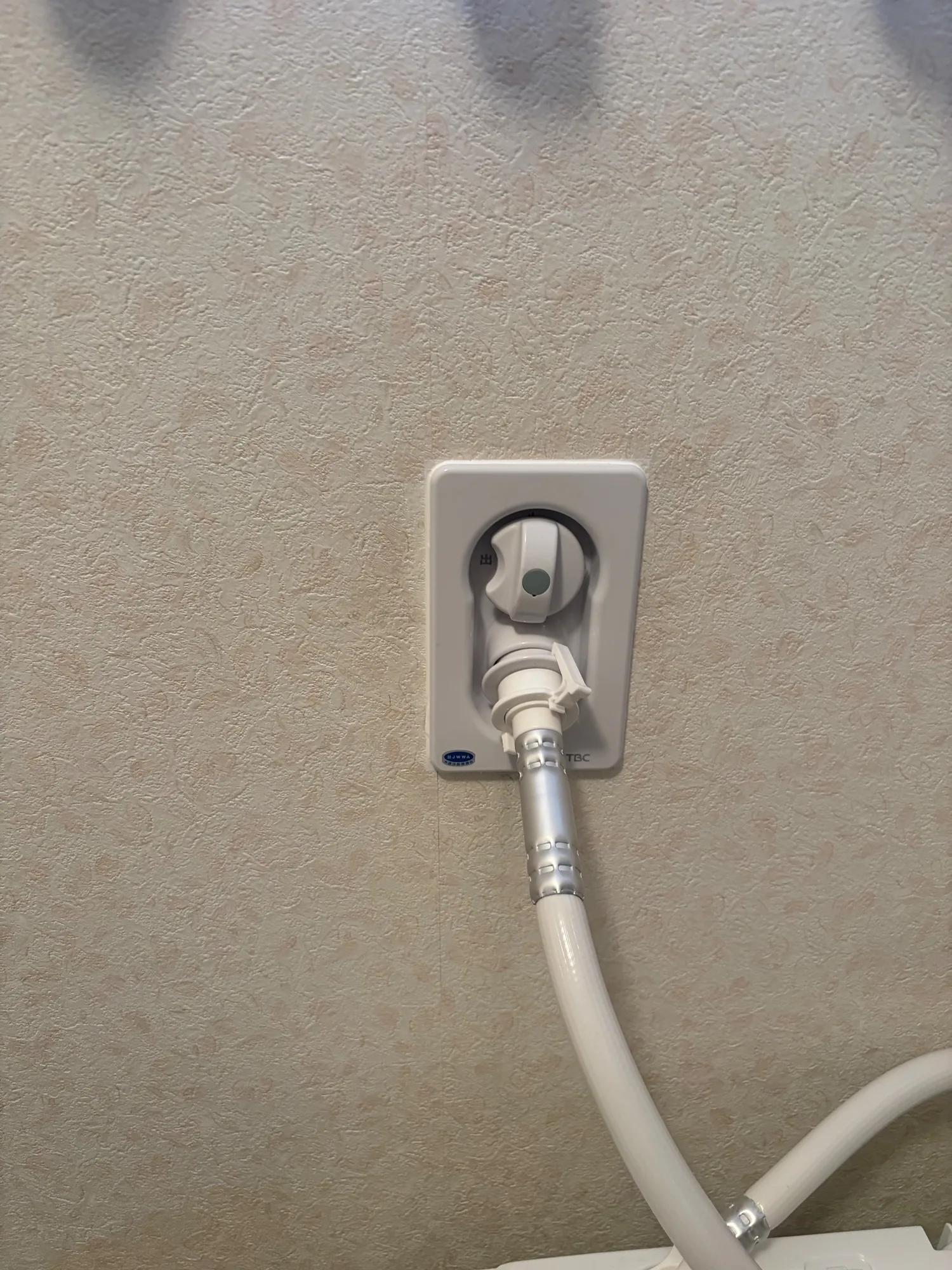 交換後。洗濯機のホースをつなぎ直し、そのまま使える状態にした