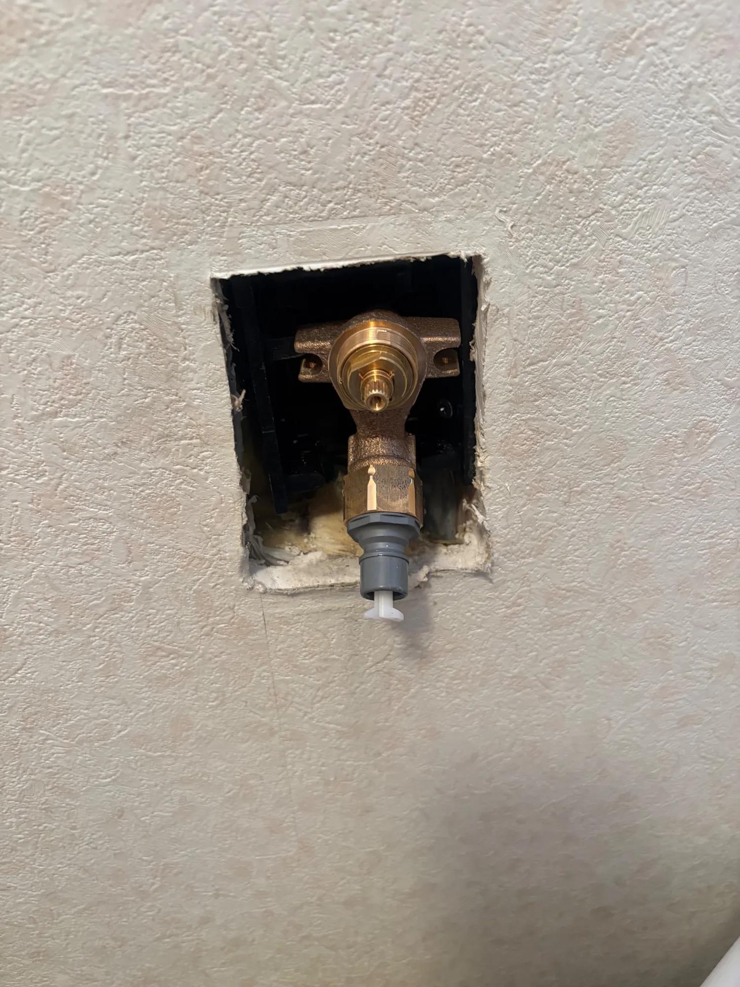 新しい水栓を壁の中の給水管につないだところ。下に出ているのが洗濯機のホースをつなぐ口