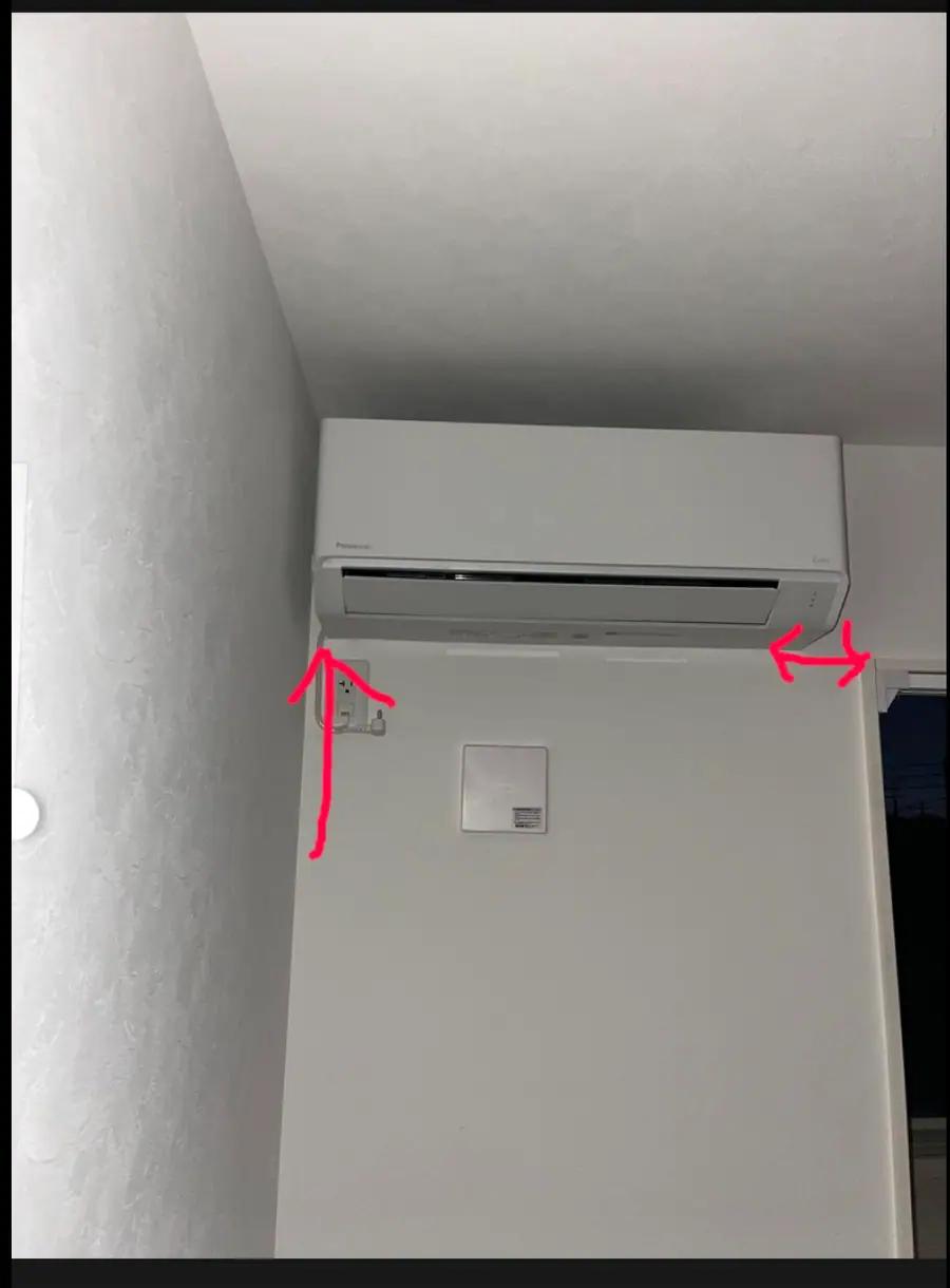 エアコン設置位置を確認している写真