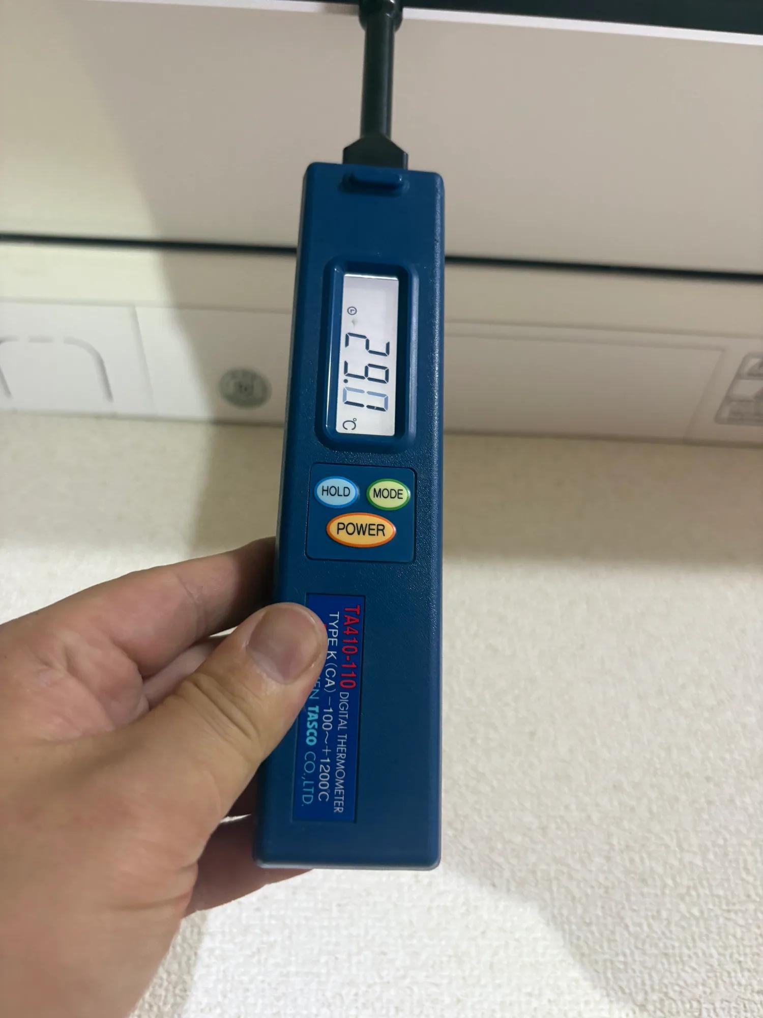 冷房16℃・風量最大で運転しても、吹出口の温度は29℃までしか下がらなかった(正常なら15〜20℃前後)