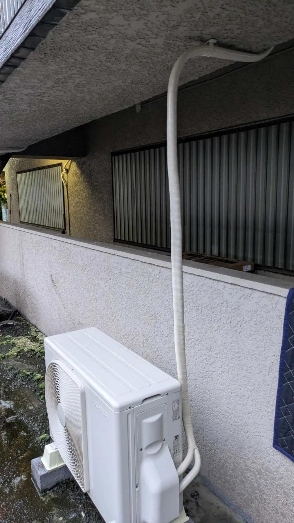 新宿区 クリーニング後にエアコンが故障・急遽交換|高さ25cmで排水勾配を確保した店舗事例の施工写真4